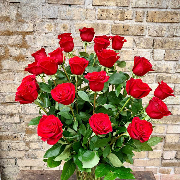 Bouquet of red roses in a clear glass vase