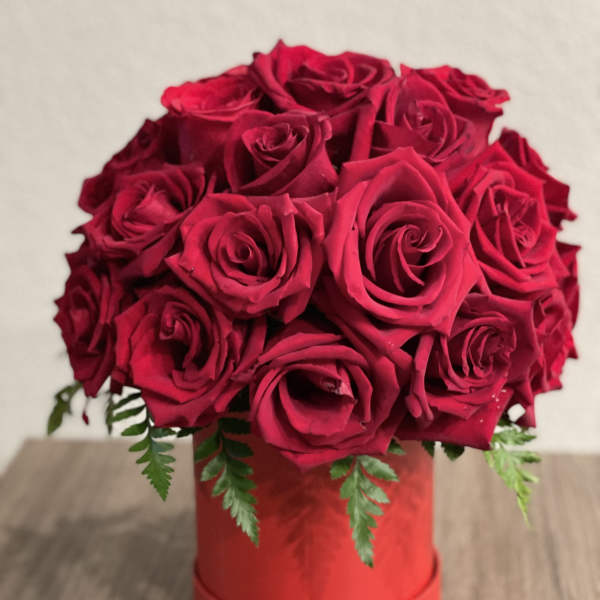 Red rose bouquet in a red hat box