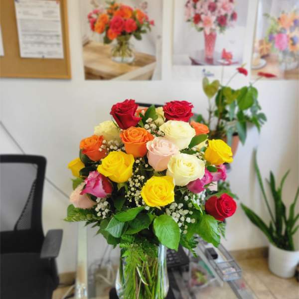 Mixed roses in a clear glass vase