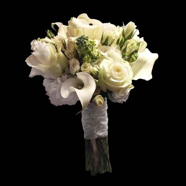 White bridal bouquet with roses and calla lilies
