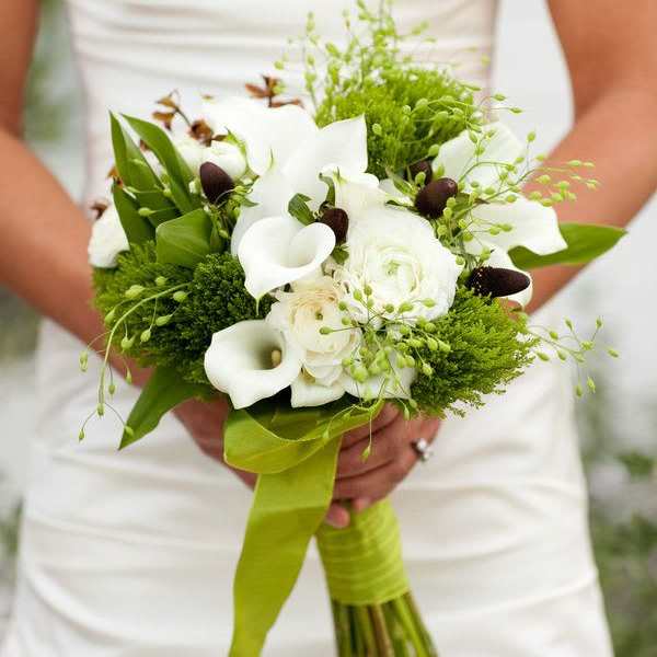 Bride holding a white bouquet with calla lilies and roses