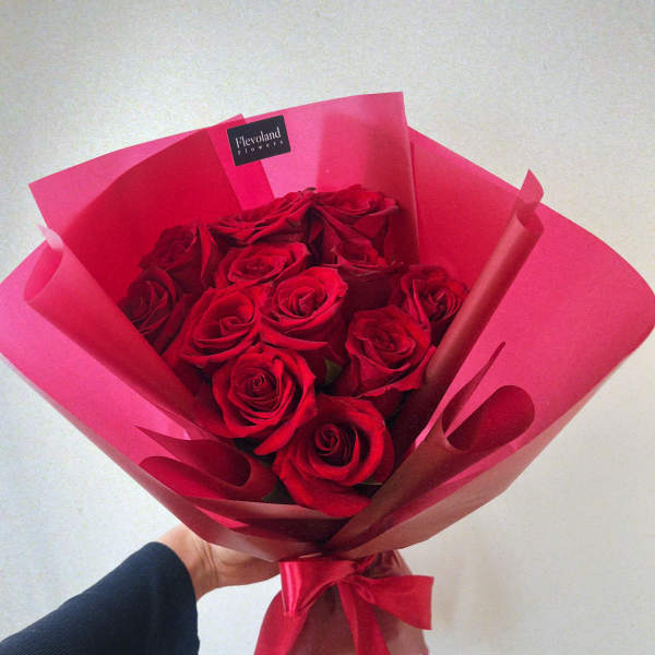 12 Roses, Simple & Beautiful