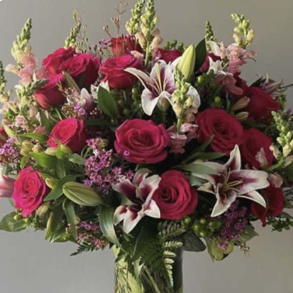 Bouquet of pink roses and lilies in a clear glass vase