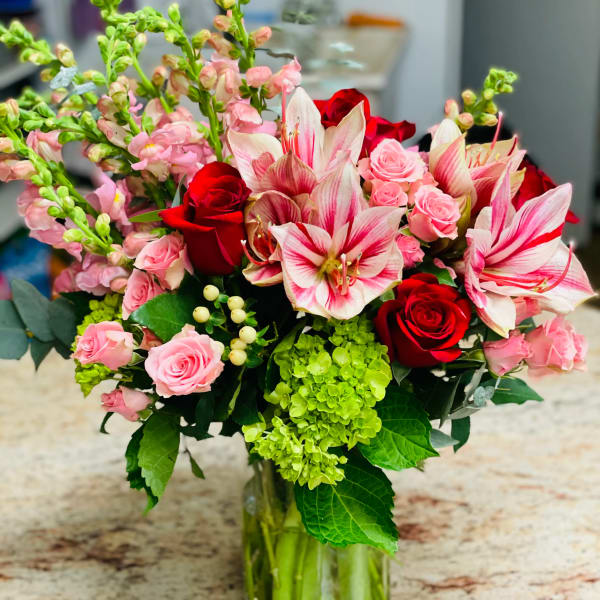 Bouquet of red and pink flowers in a glass vase