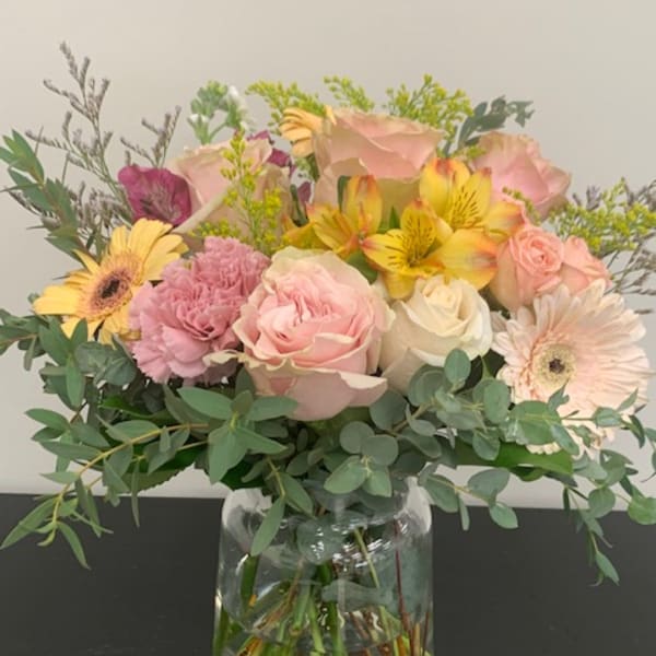 Mixed pastel bouquet in a clear glass vase