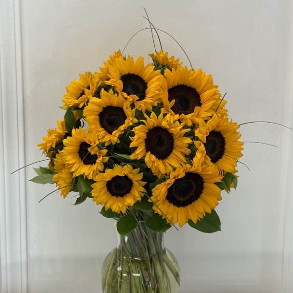 Bouquet of sunflowers in a clear glass vase