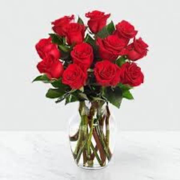 Bouquet of red roses in a clear glass vase