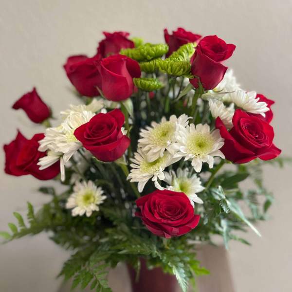 Red roses and white daisies in a vase