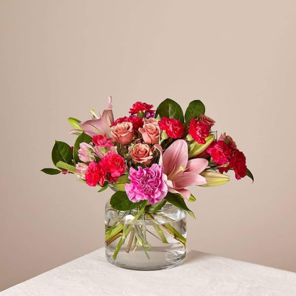 Pink and red mixed bouquet in a clear glass vase