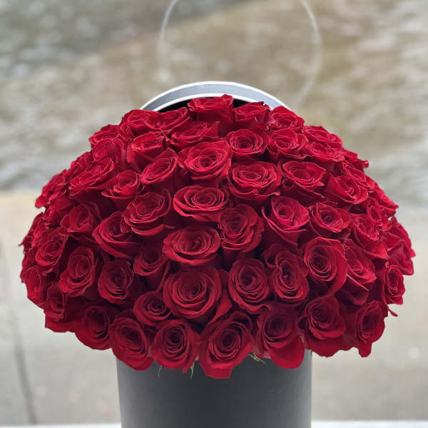 Large bouquet of red roses in a black hatbox