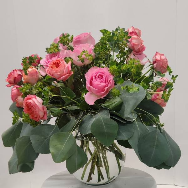 Pink rose bouquet in a clear glass vase