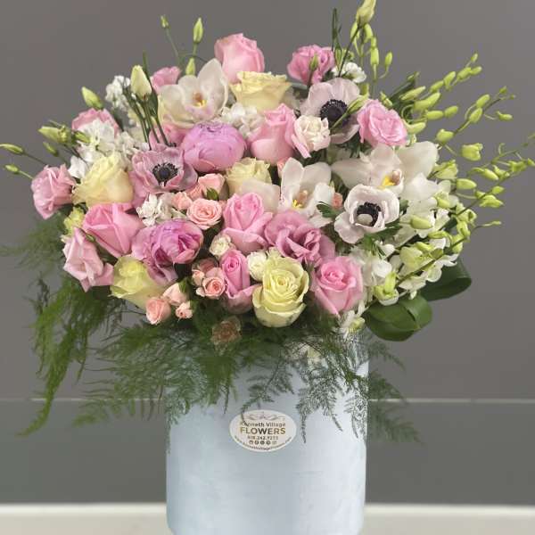 Pink and white mixed bouquet in a white hatbox