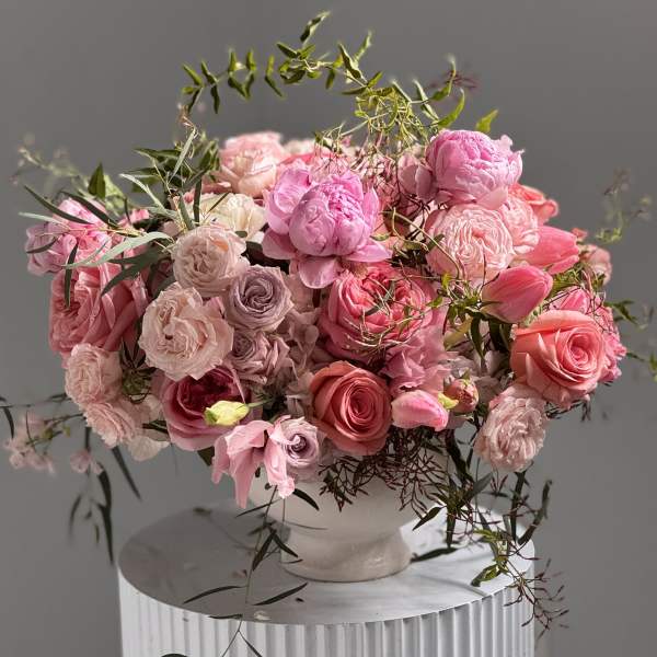 Pink rose bouquet in a pale ceramic vase