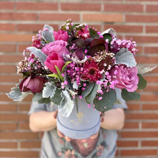 Pink and burgundy bouquet in a blue hatbox