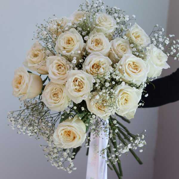 Bouquet of cream roses with baby's breath and a white ribbon
