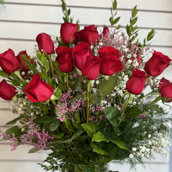 Bouquet of red roses in a clear glass vase