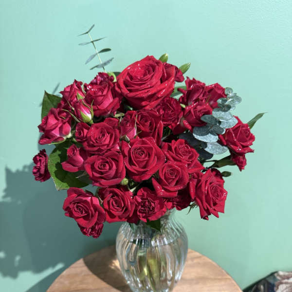 Bouquet of red roses in a clear glass vase