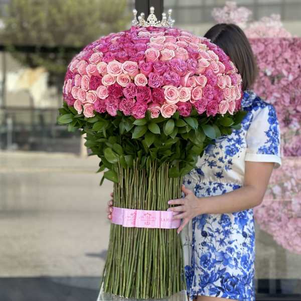 Large bouquet of pink roses with a crown topper