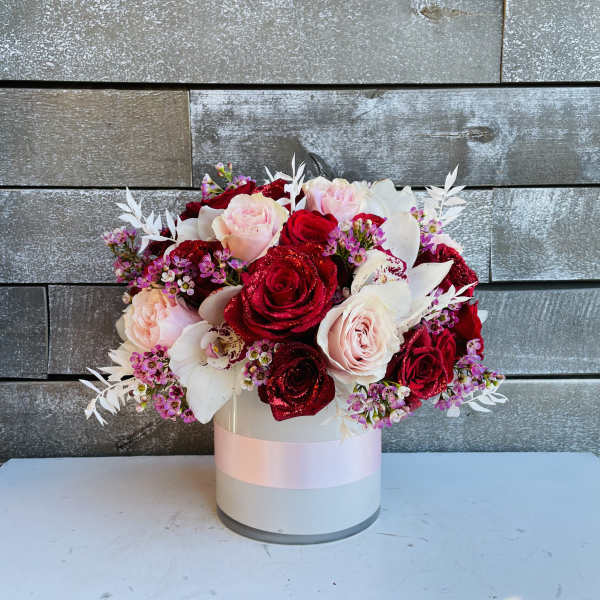 Bouquet of red and blush roses in a white hat box