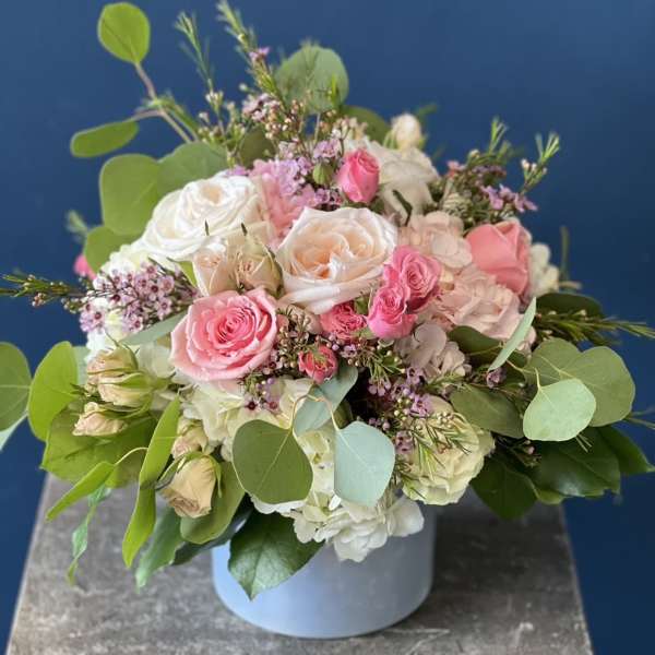 Pink and white rose bouquet in a light blue hat box
