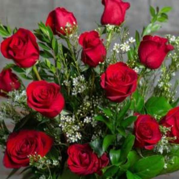 Bouquet of red roses in a clear glass vase