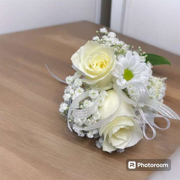 Small bouquet of white roses and a daisy with ribbon