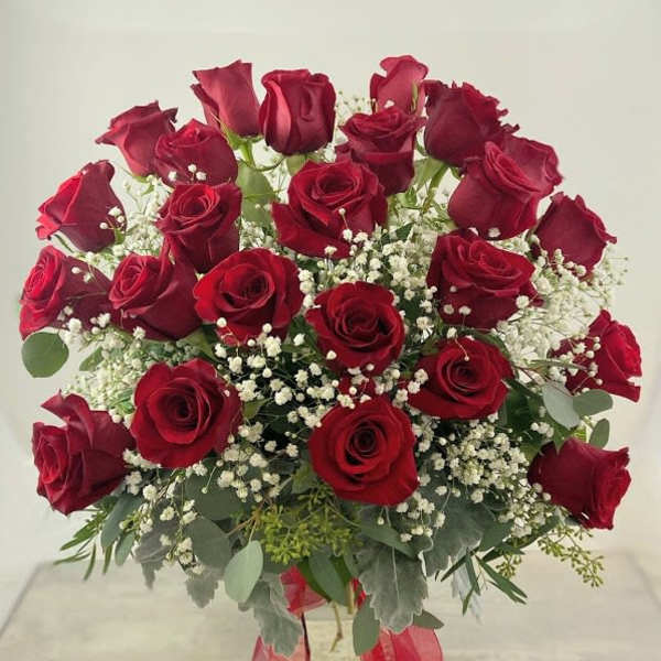 Bouquet of red roses with baby's breath in a clear vase