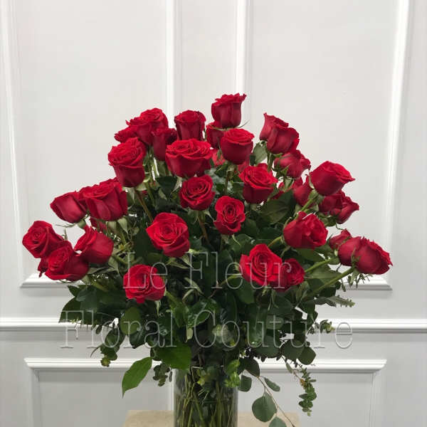 Bouquet of red roses in a clear glass vase
