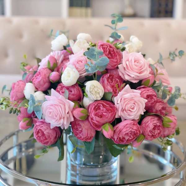 Pink and white rose bouquet in a clear glass vase