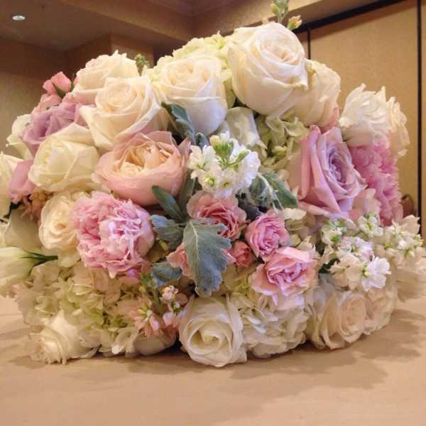 Bouquet of white and blush roses with pale hydrangeas