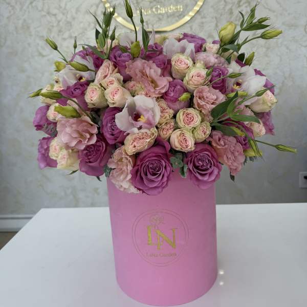 Pink and cream rose bouquet in a pink hat box