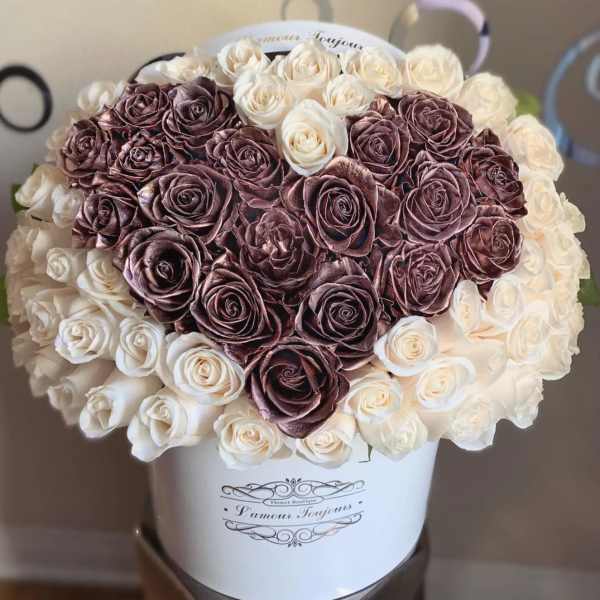 Bouquet of white and mauve roses in a white hatbox