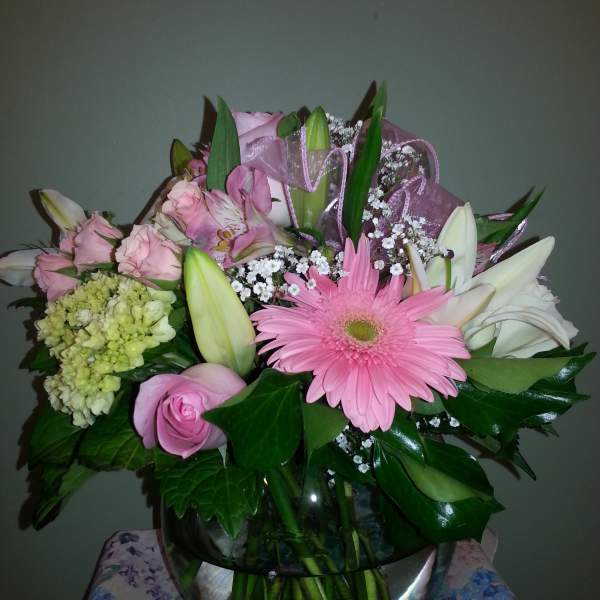 Pink and white mixed bouquet in a glass vase