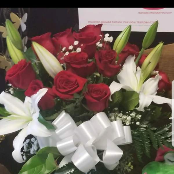 "YOU KNOW I LOVE YOU" (18 roses and white lilies)