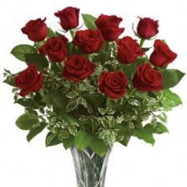 Bouquet of red roses in a clear glass vase