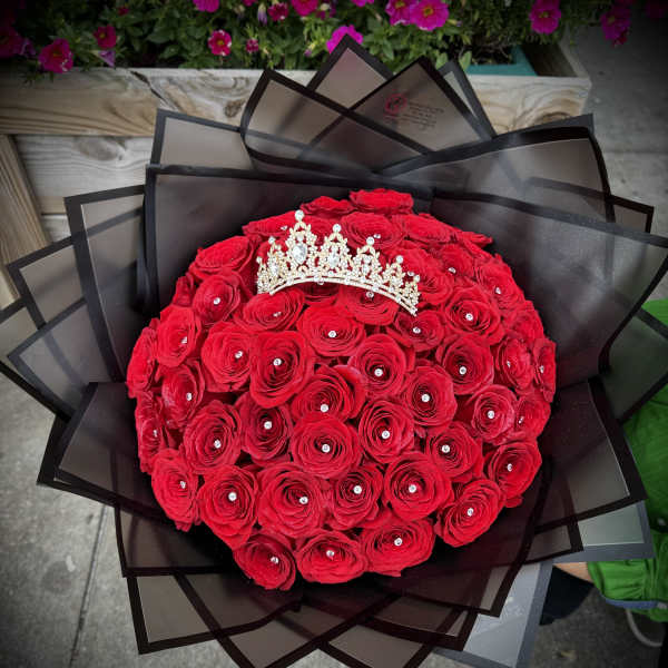 Round bouquet of red roses with a jeweled crown on top