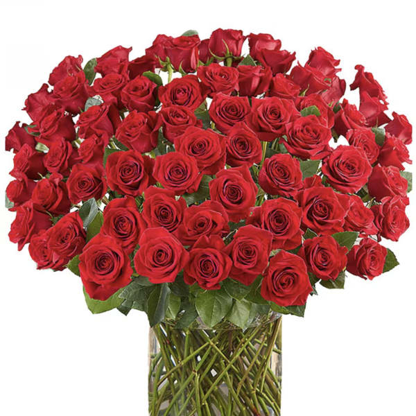 Bouquet of red roses in a clear glass vase