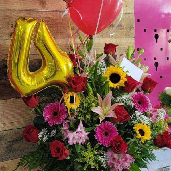 Anniversary bouquet with balloons and a gold number 14 balloon