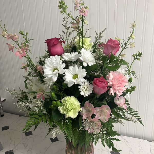 Pink and white mixed bouquet in a glass vase