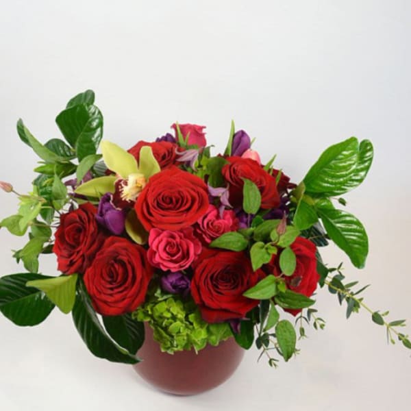 Bouquet of red and pink roses in a round vase