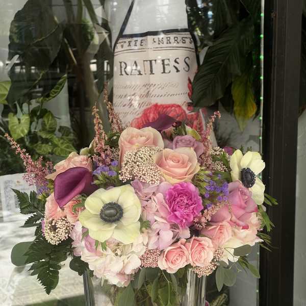 Mixed pink and cream bouquet in a clear glass vase