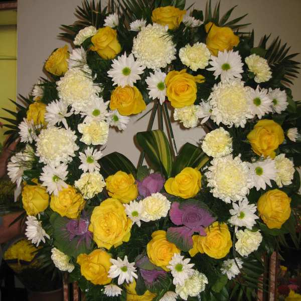 Yellow & White Standing 24 Inch Wreath