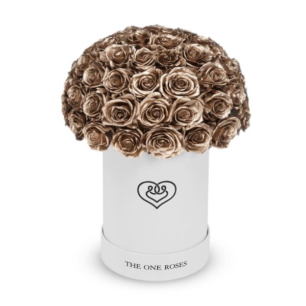 Round bouquet of bronze roses in a white hat box