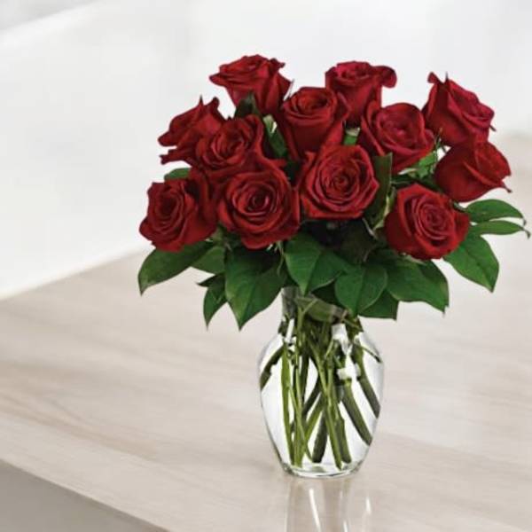 Bouquet of red roses in a clear glass vase