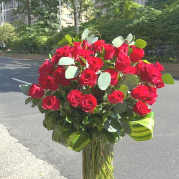 Bouquet of red roses in a clear glass vase