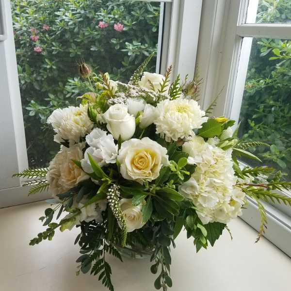 White rose and chrysanthemum bouquet in a glass vase