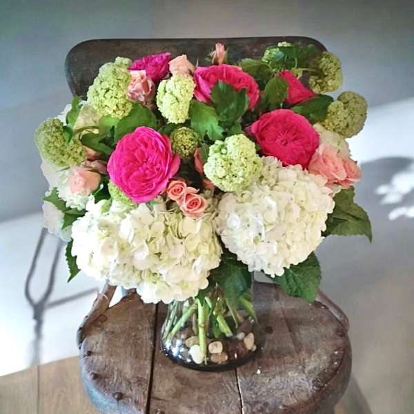 Bouquet of pink roses and white hydrangeas in a glass vase
