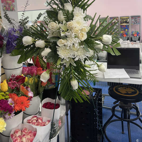 withe roses, withe deisys, gren palm