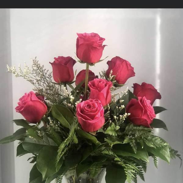 Bouquet of pink roses in a clear glass vase