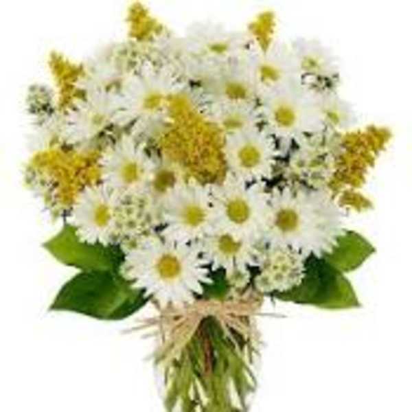 Bouquet of white daisies and yellow flowers in a clear glass vase